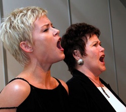 Jóhanna Vigdís og Margrét Helga syngja