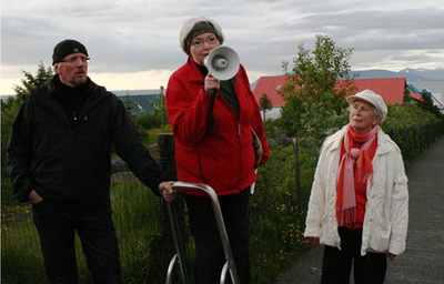 Jónsmessuganga 2011 - Jón Bjarni, Málfríður Finnbogadóttir og Auður Sigurðardóttir